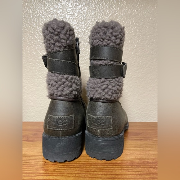UGG Blayre Boot IV in excellent Condition us size 7 metallic Combat green - Picture 2 of 14
